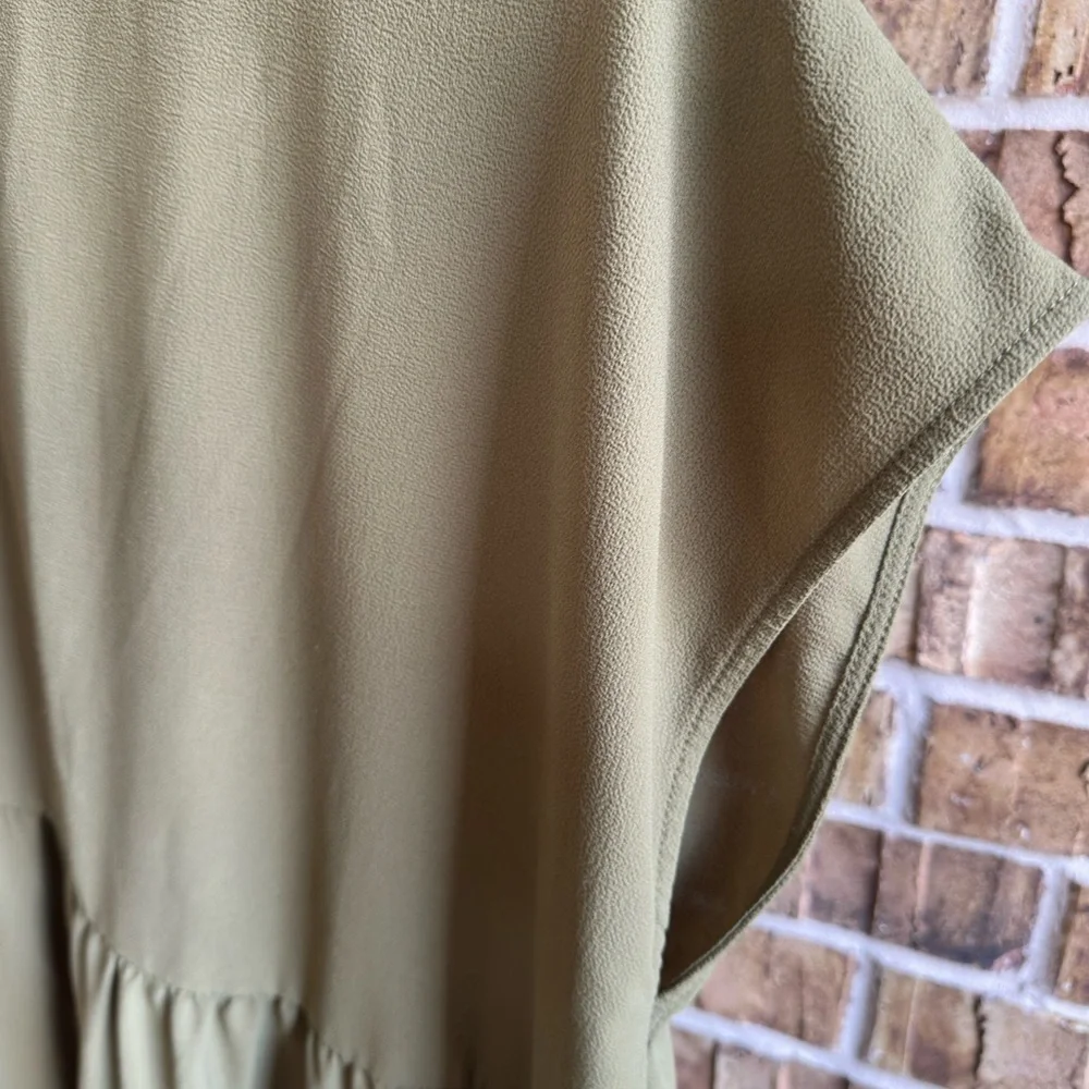 Elegant Green Tunic Top with Flowing Silhouette - Picture 3 of 6